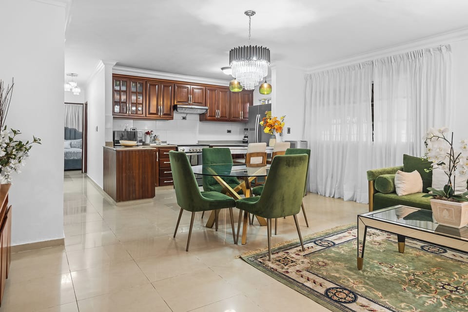 Comfort Condo, 2 Bedrooms, Courtyard View, Tower | Living area