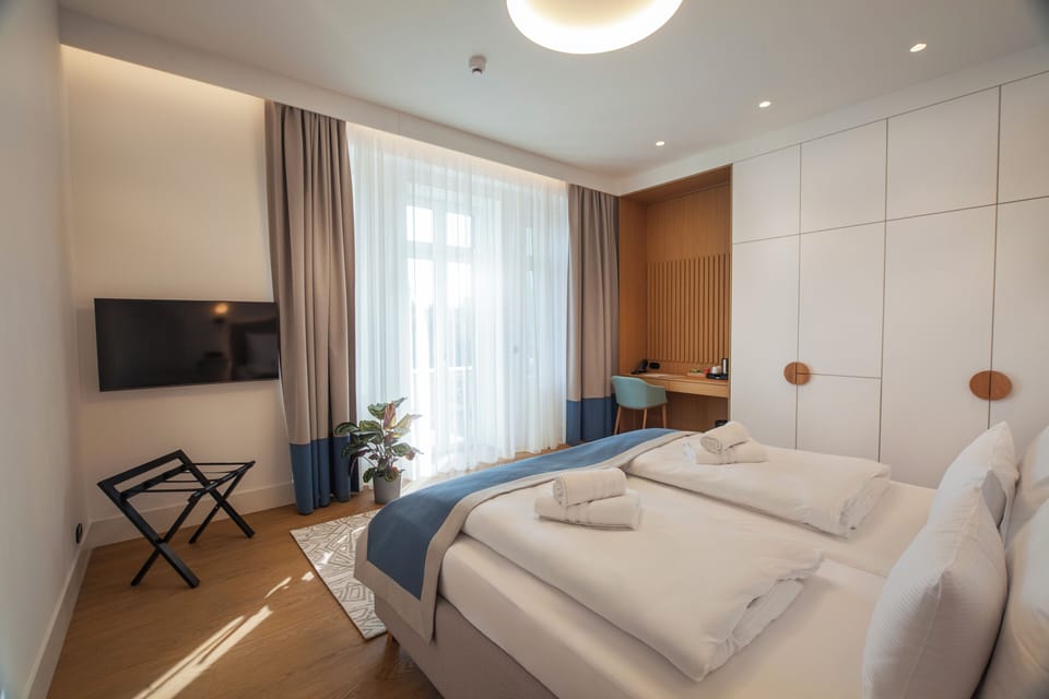 Minibar, in-room safe, laptop workspace, blackout drapes