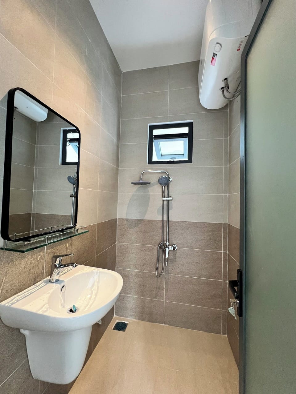Luxury Apartment, Balcony, City View | Bathroom | Hydromassage showerhead, free toiletries, hair dryer, slippers