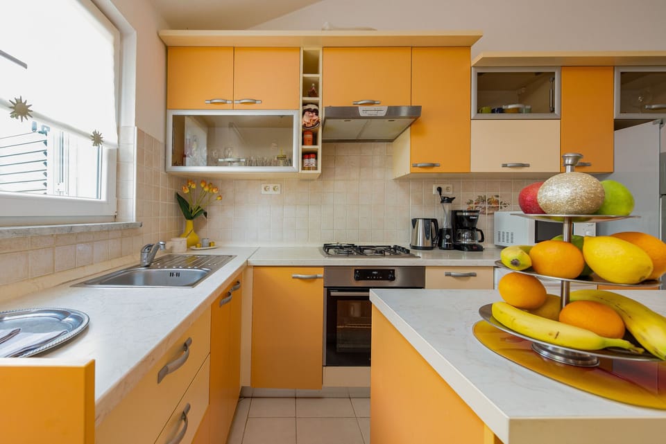 Coffee/tea maker, microwave, dishwasher, highchair