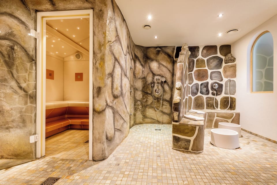 Sauna, hot tub, steam room