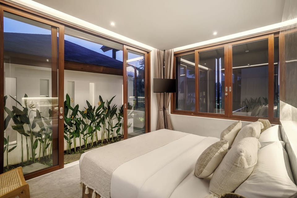 Comfort Villa, 6 Bedrooms, Pool View | In-room safe, iron/ironing board, free WiFi, bed sheets