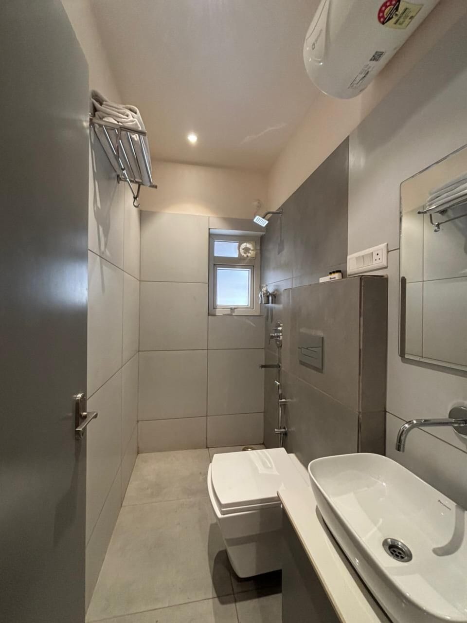 Deluxe Room, City View | Bathroom | Towels, soap, shampoo, toilet paper