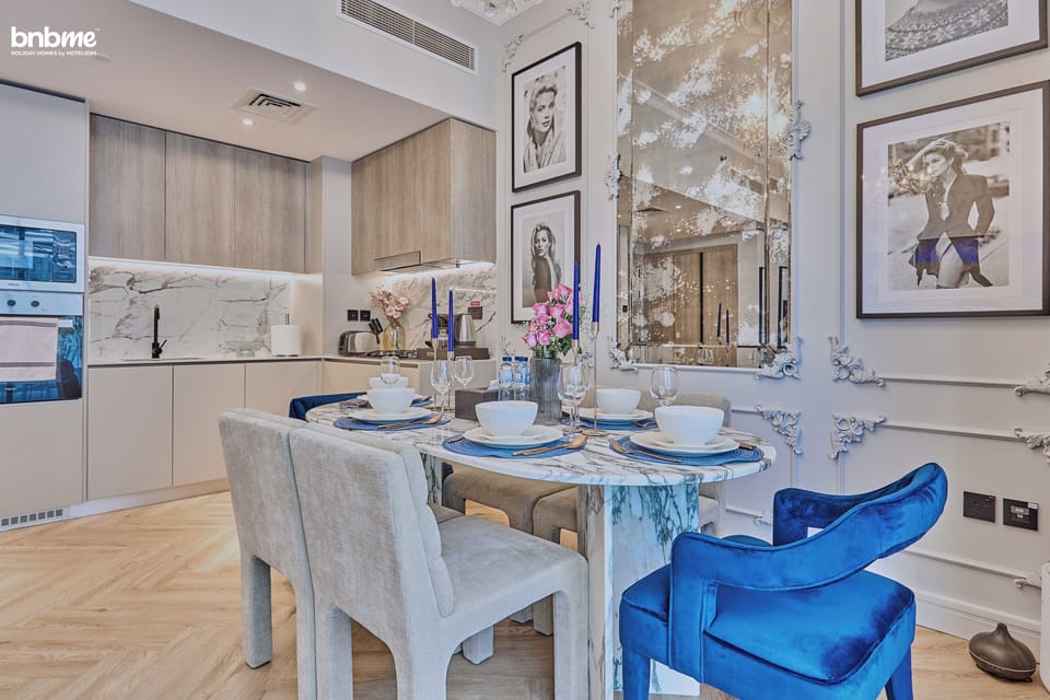 Deluxe Apartment, Balcony, City View | Dining room