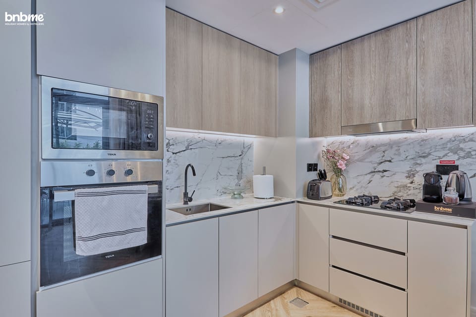 Deluxe Apartment, Balcony, City View | Private kitchen | Full-size fridge, microwave, oven, stovetop