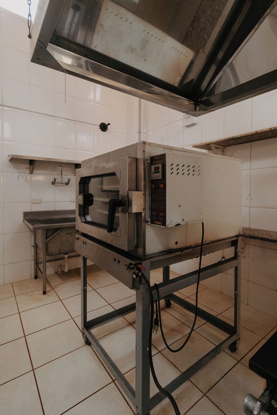 Full-size fridge, microwave, oven, dishwasher