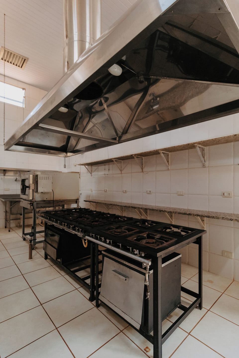 Full-size fridge, microwave, oven, dishwasher