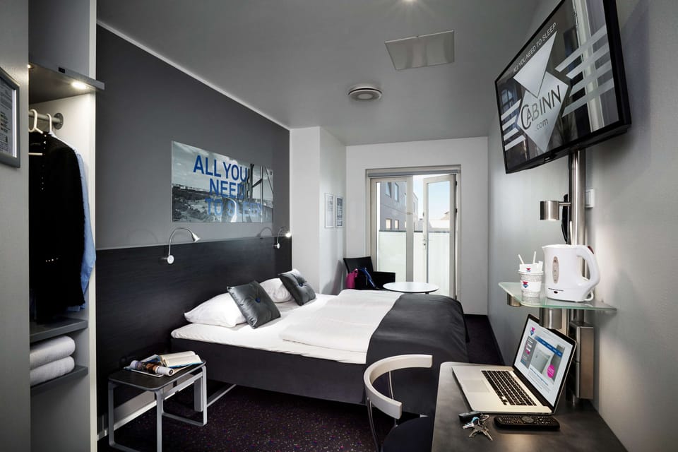  Captain | Hypo-allergenic bedding, blackout drapes, iron/ironing board, free WiFi