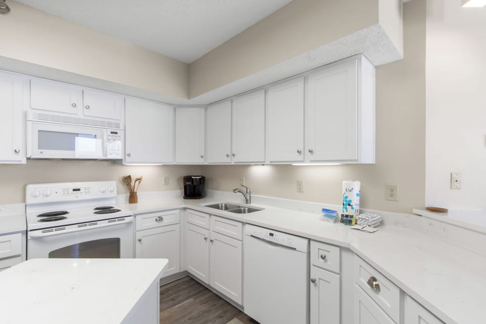 Deluxe Condo, 3 Bedrooms, Non Smoking, Beach View | Private kitchen | Fridge, microwave, oven, stovetop