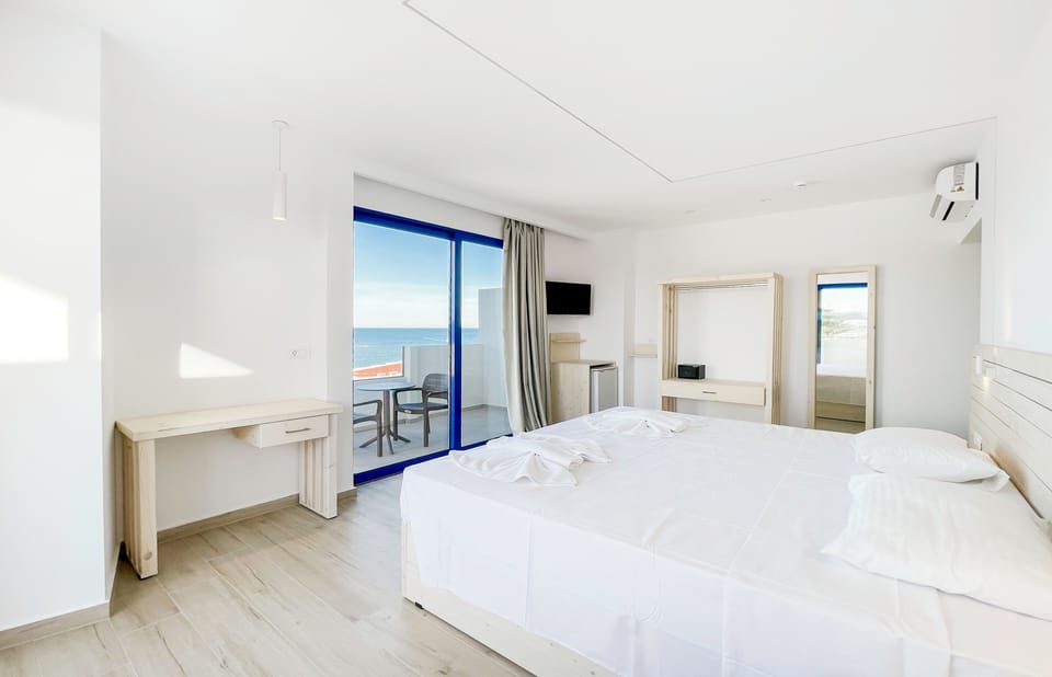Deluxe Double Room, Sea View | In-room safe, desk, soundproofing, free WiFi