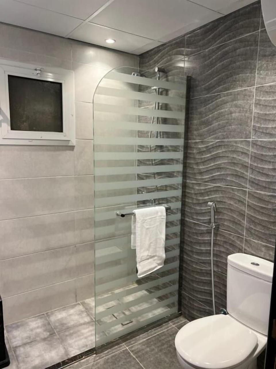 Shower, rainfall showerhead, free toiletries, hair dryer