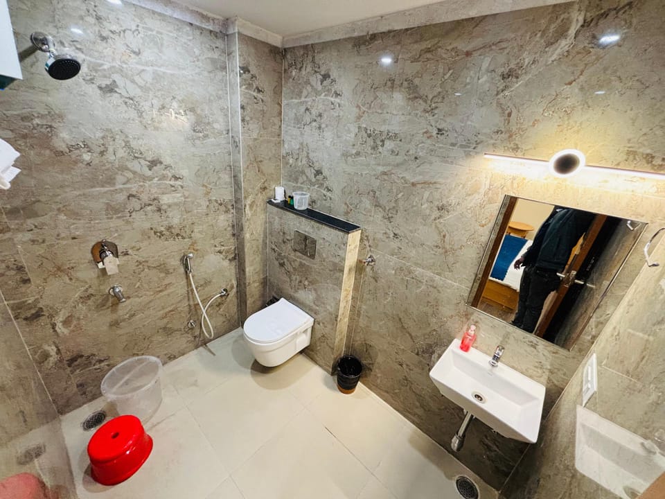 Executive Room | Bathroom | Shower, free toiletries, towels, soap