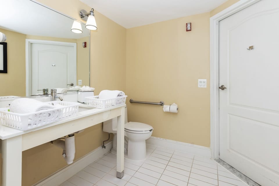 Accessible, 1 King Bed | Bathroom | Eco-friendly toiletries, hair dryer, towels, soap