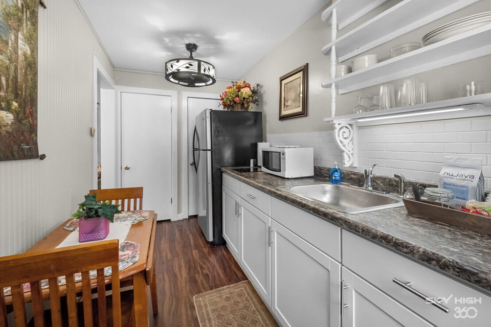 Triple Room, City View | Private kitchen