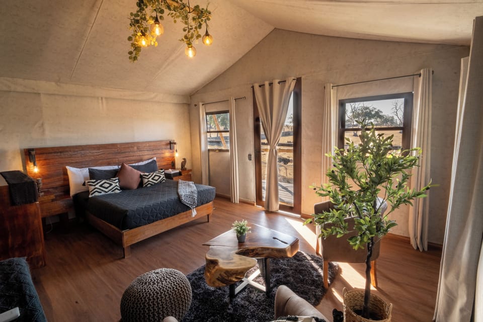 Deluxe Tent | In-room safe, laptop workspace, blackout drapes, free WiFi