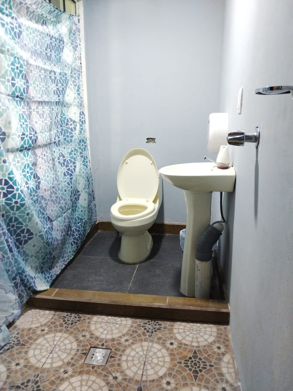 Family Triple Room | Bathroom | Shower, towels, soap, shampoo
