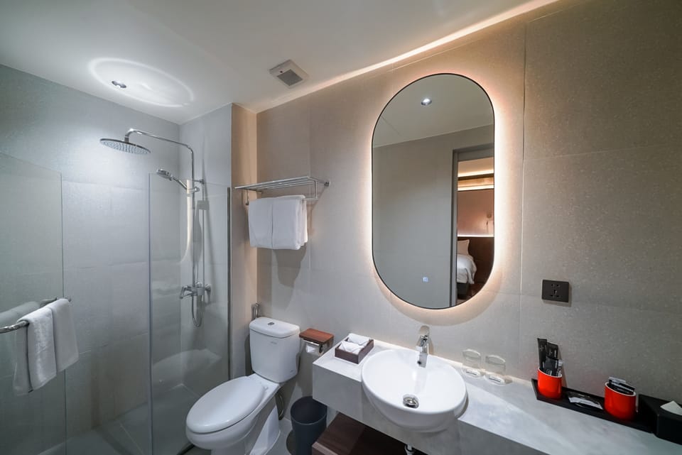 Suite Room | Bathroom | Shower, rainfall showerhead, free toiletries, slippers
