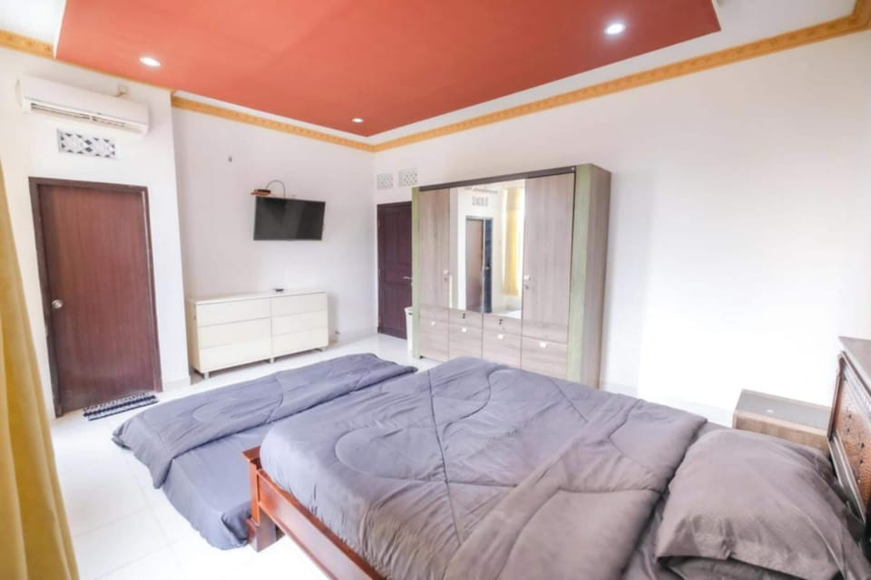 Suite | Desk, bed sheets