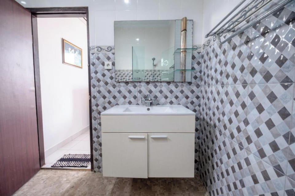 Suite | Bathroom | Shower, rainfall showerhead