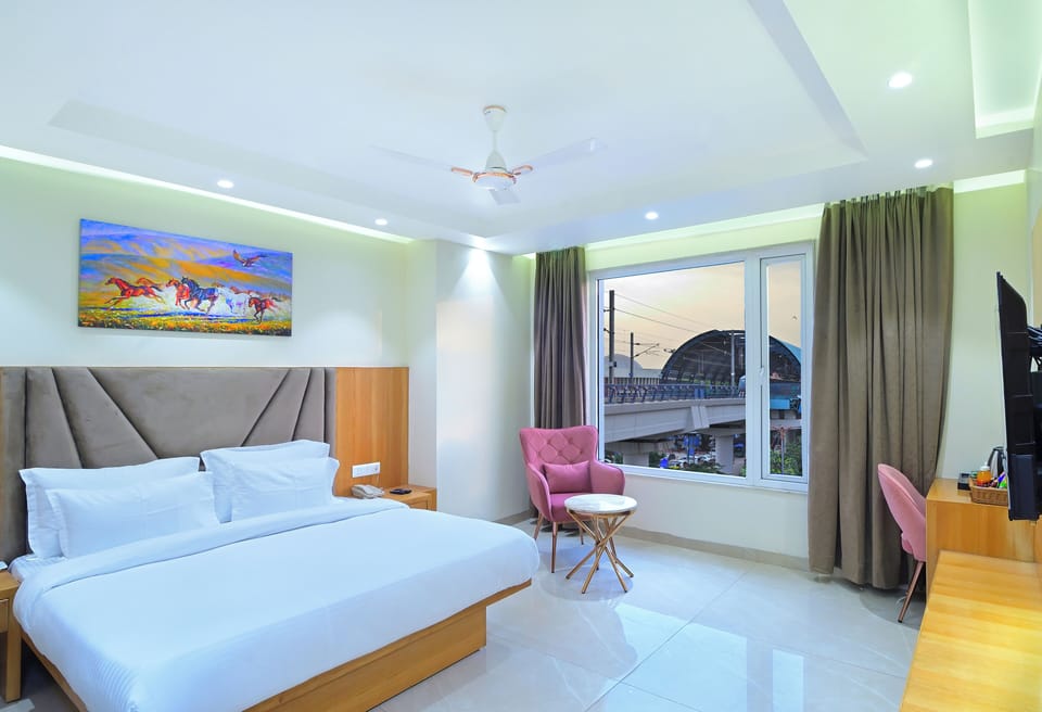 Executive Studio Suite, City View | In-room safe, soundproofing, iron/ironing board, free WiFi