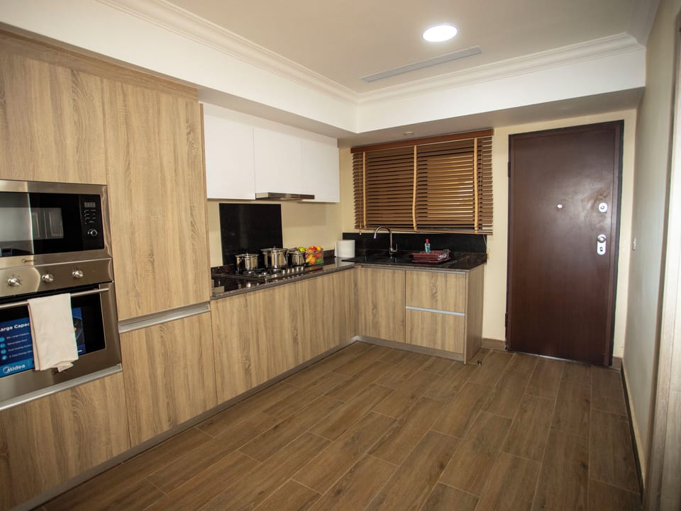 Full-size fridge, microwave, oven, cookware/dishes/utensils
