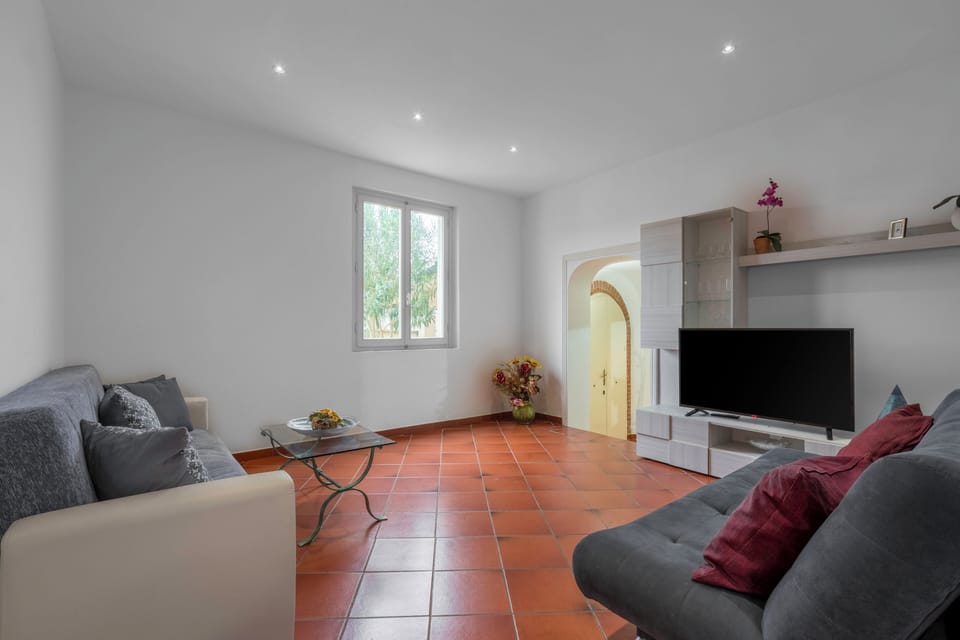 Apartment, Garden View | Living area | 32-inch flat-screen TV with cable channels