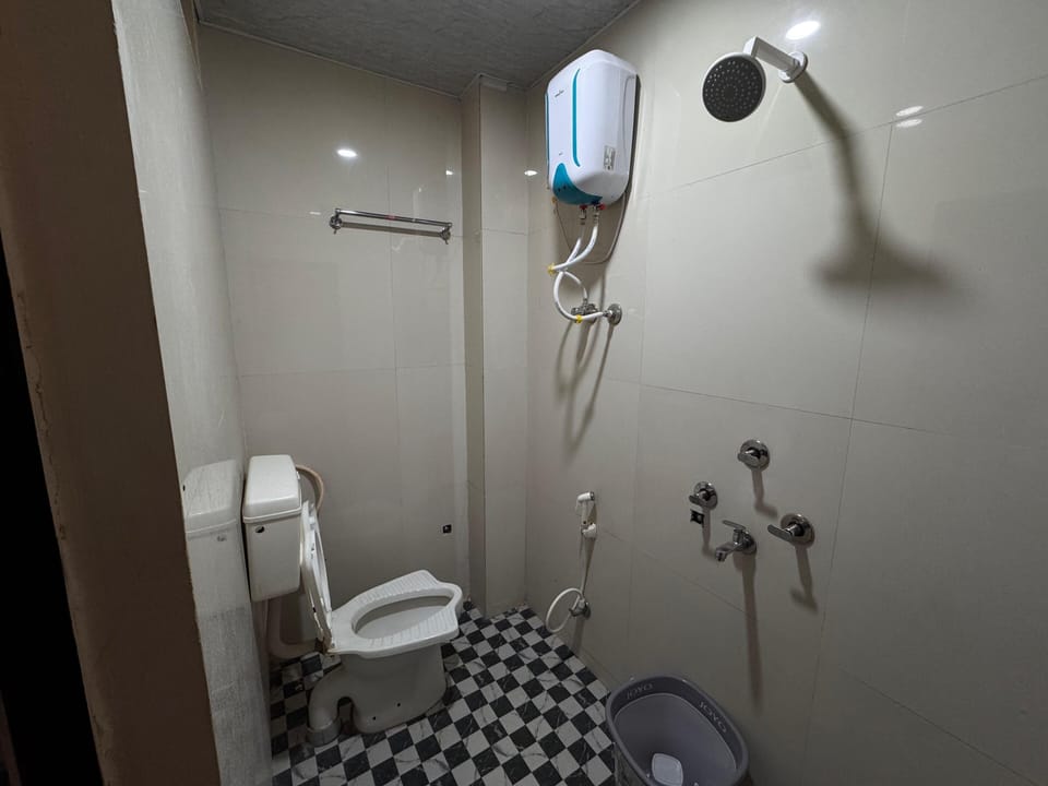 Deluxe Double Room | Bathroom | Shower, towels, soap, toilet paper