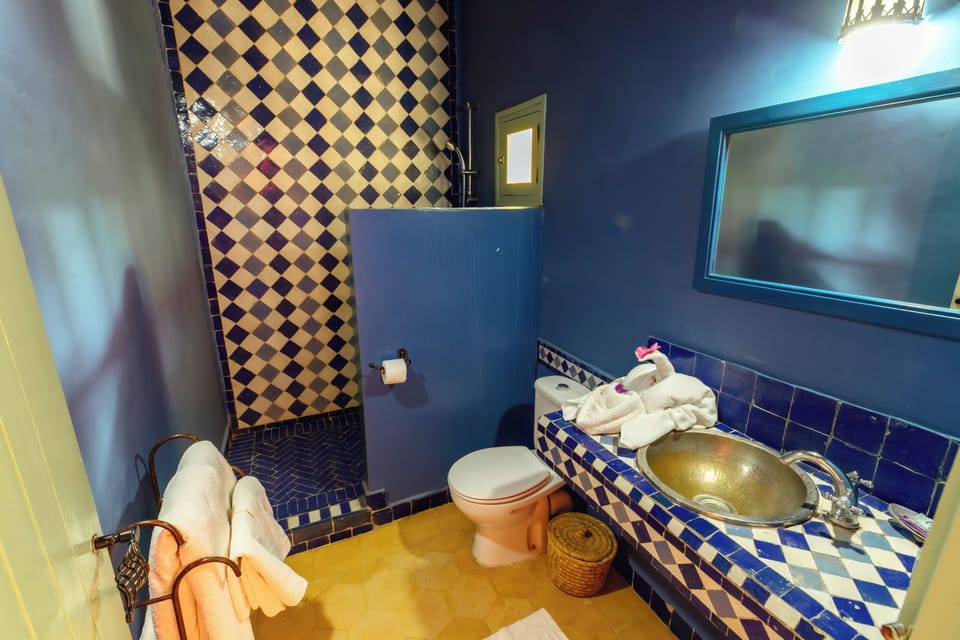 Comfort Double Room, 2 Twin Beds, Non Smoking, Private Bathroom | Bathroom | Shower, hair dryer (on request), towels, soap