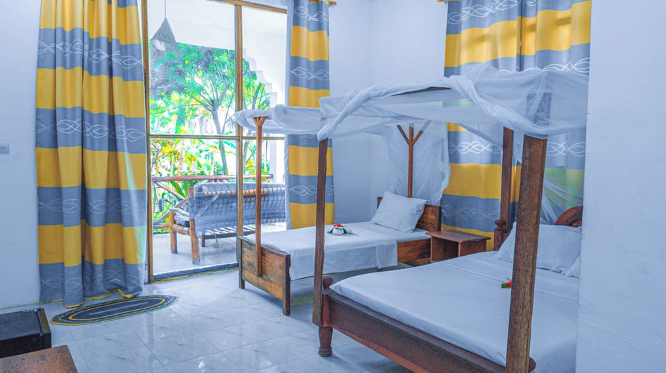 Deluxe Triple Room, Balcony, Garden View | Desk