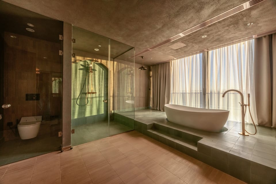 Presidential Room | Bathroom | Free toiletries, hair dryer, bathrobes, slippers