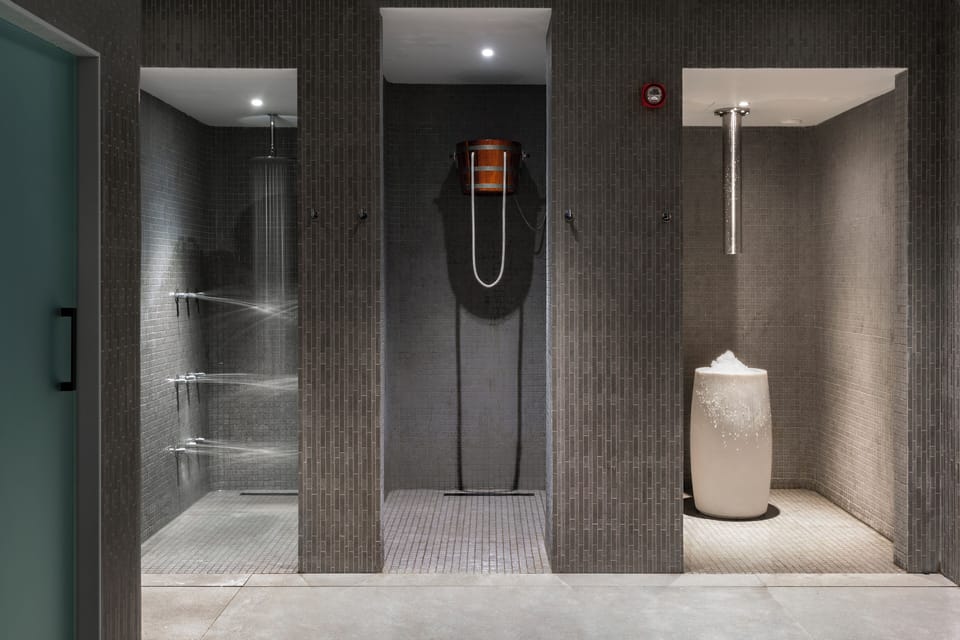 Sauna, steam room, 4 treatment rooms, massages
