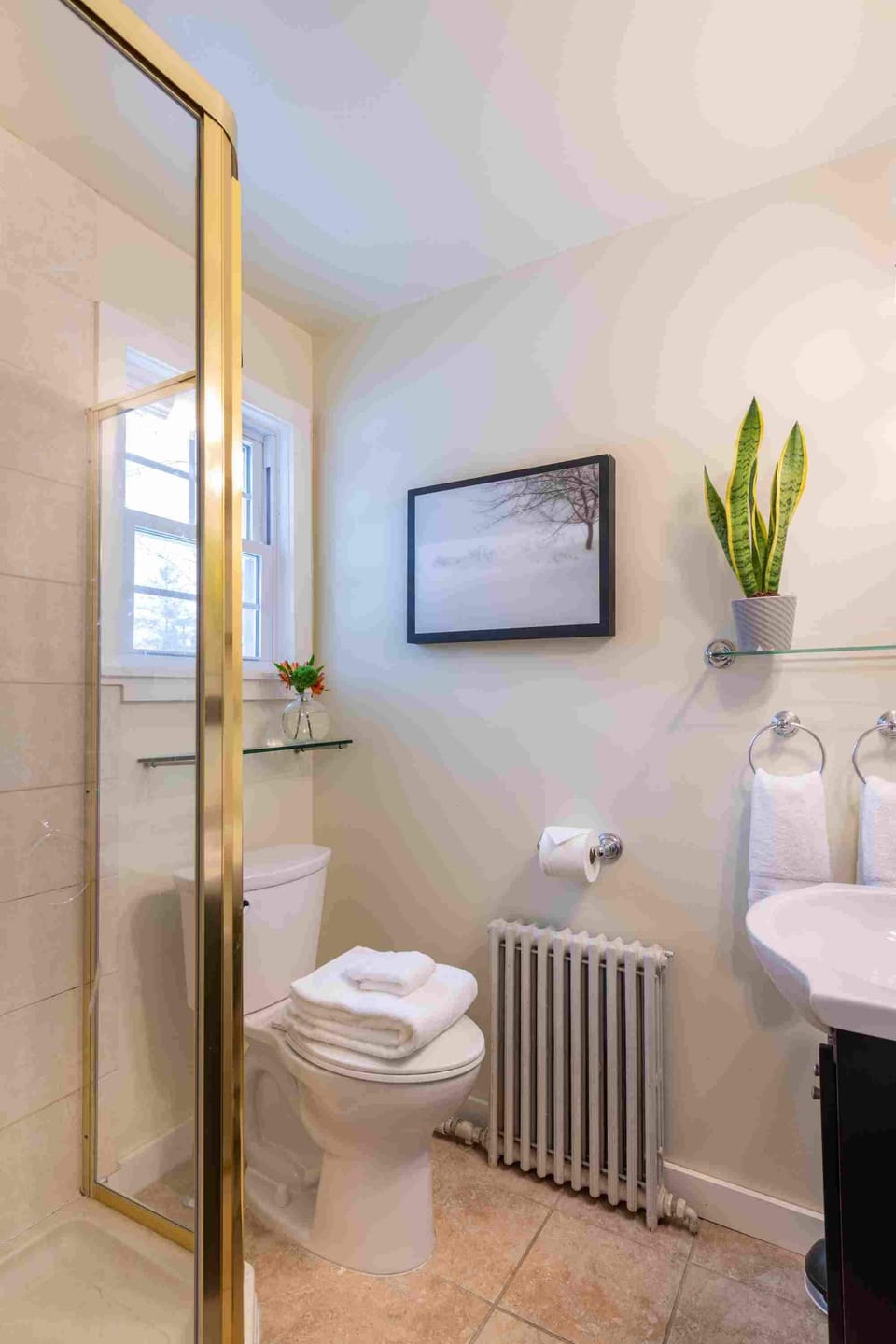 Standard-1 Queen | Bathroom | Hair dryer, towels, soap, shampoo