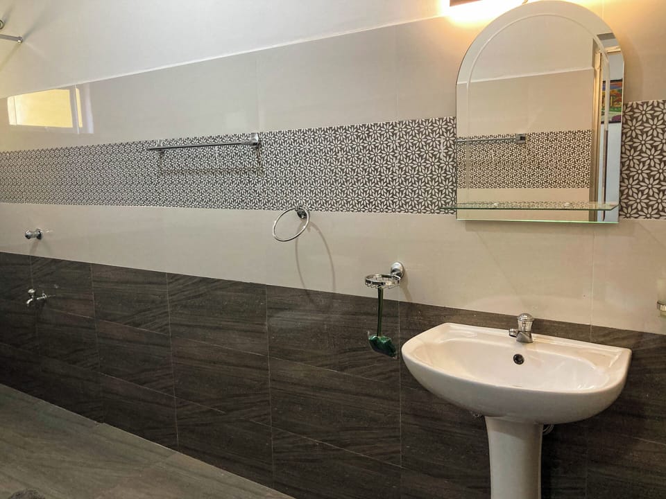 Deluxe Double Room, Non Smoking | Bathroom | Free toiletries, hair dryer, slippers, towels