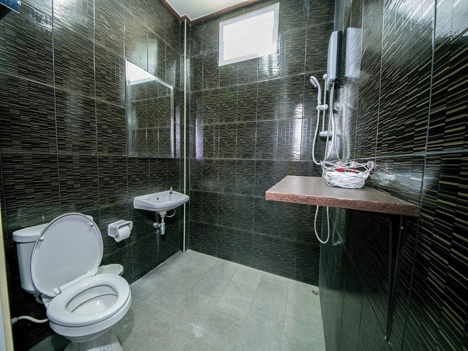 Standard Quadruple Room Water Park View | Bathroom | Shower, rainfall showerhead, free toiletries, hair dryer