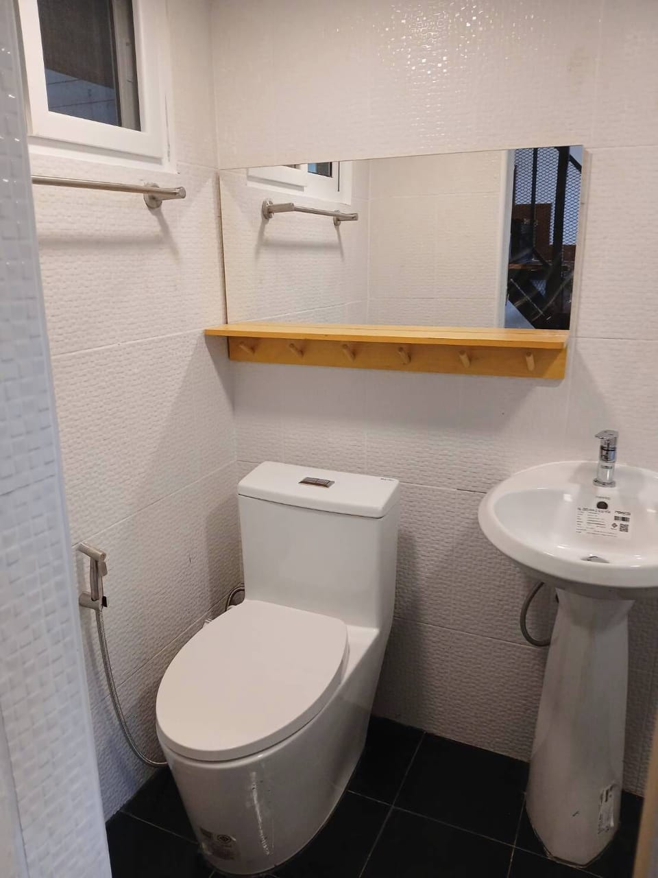 Comfort Duplex, Mountain View | Bathroom | Free toiletries, hair dryer, slippers, towels