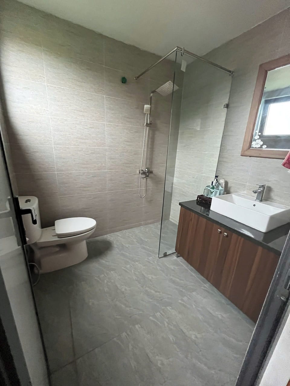 Shower, free toiletries, hair dryer, towels