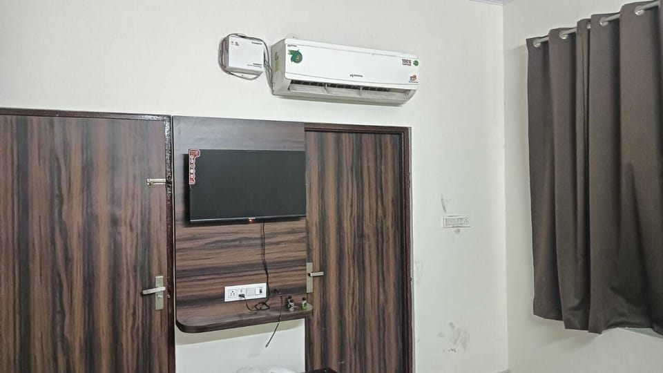 Laptop workspace, free WiFi