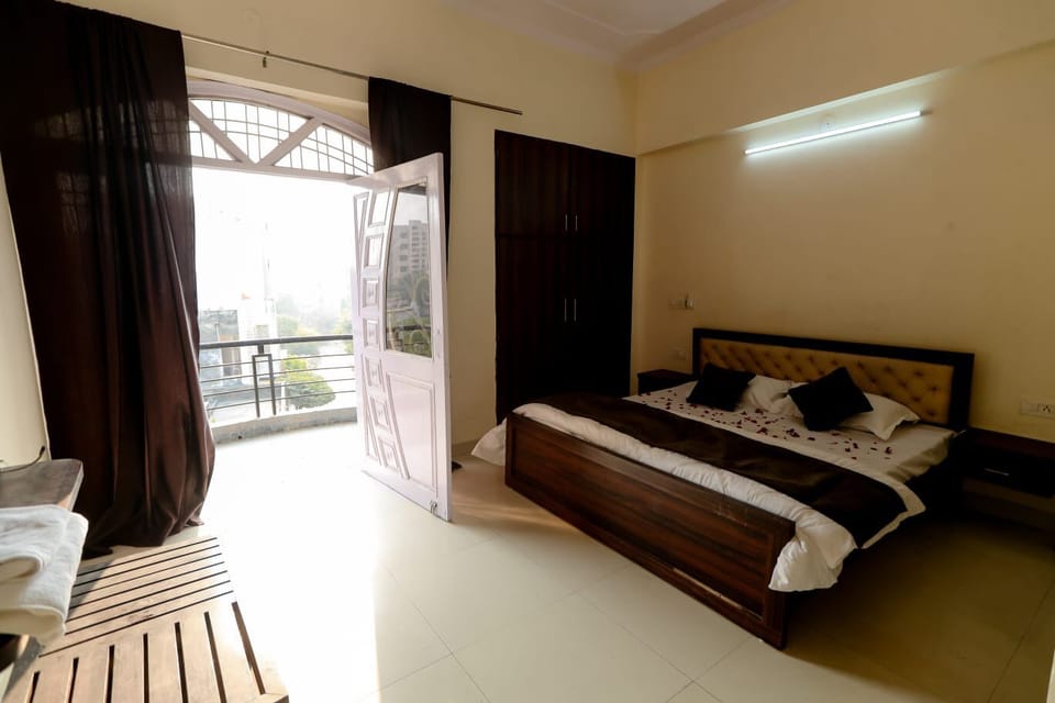 Basic Room | Laptop workspace, free WiFi