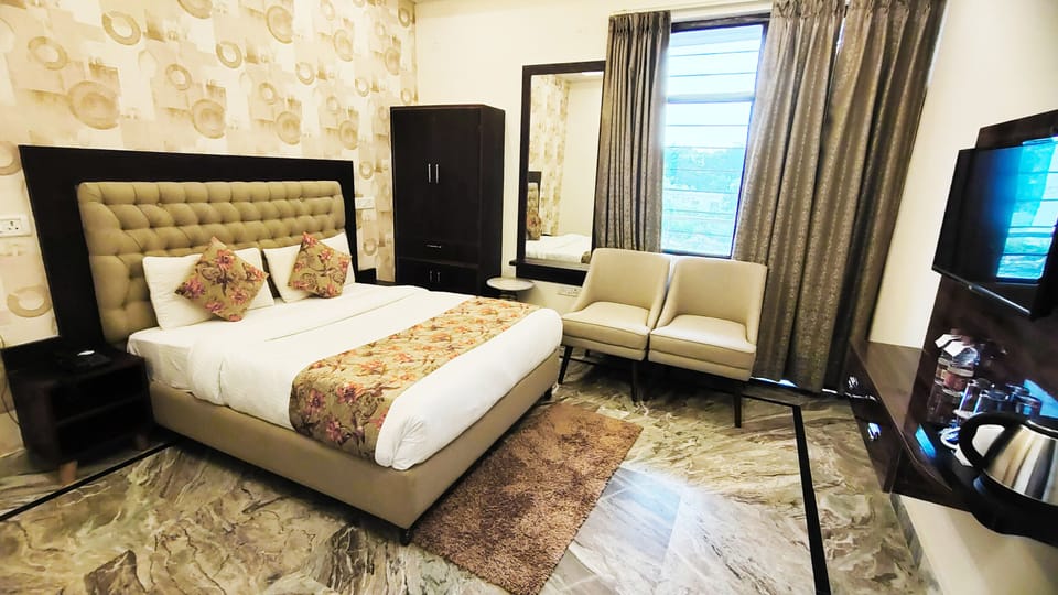Executive Double Room | Desk, laptop workspace, free WiFi, bed sheets