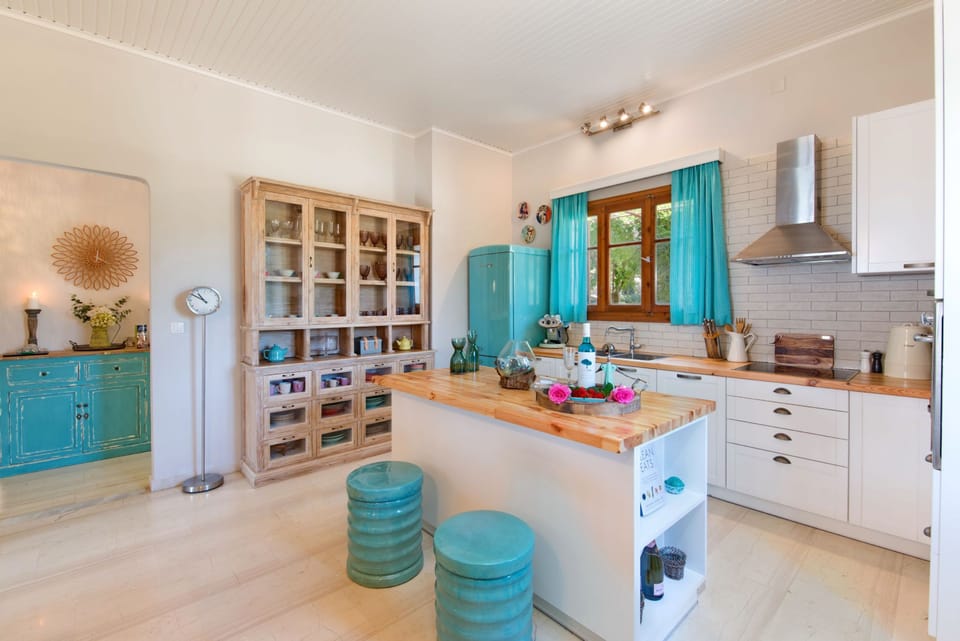 House | 3 bedrooms, desk