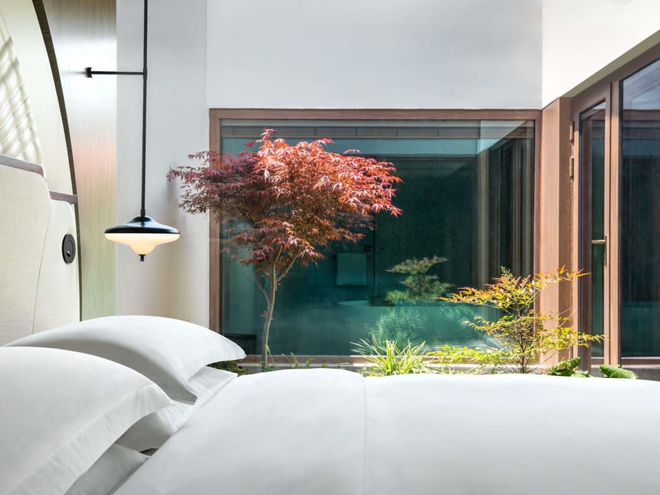 Room, 1 King Bed, Garden View (Courtyard) | Minibar, in-room safe, blackout drapes, iron/ironing board