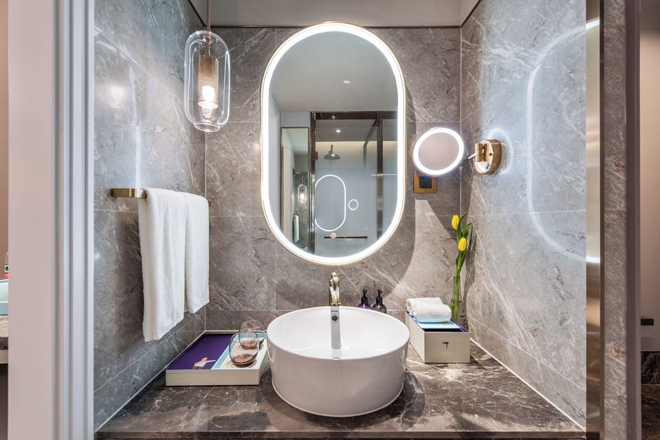 Superior Suite, 1 King Bed | Bathroom | Free toiletries, hair dryer, slippers