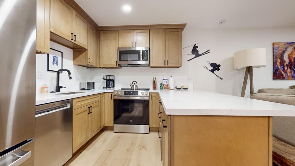 Condo, 3 Bedrooms | Private kitchen | Coffee/tea maker, fridge, oven, toaster