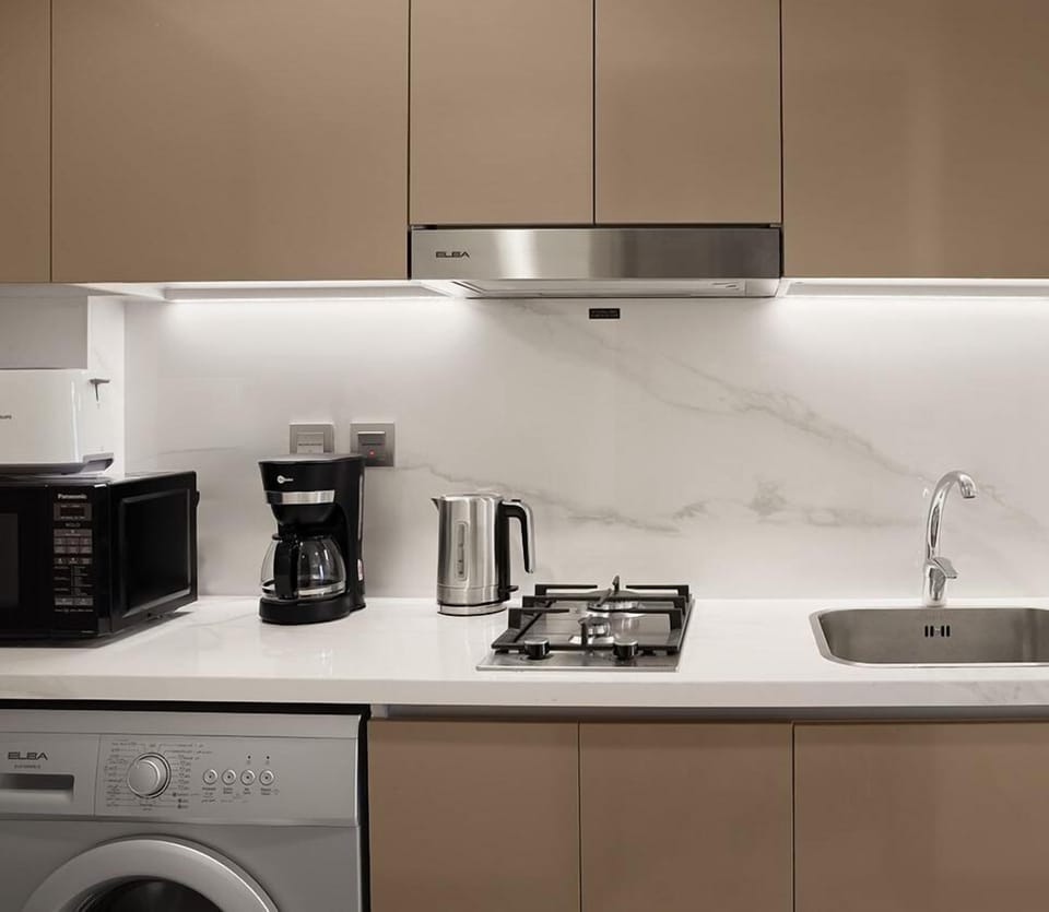 Classic Studio, City View | Private kitchen | Full-size fridge, microwave, coffee/tea maker, electric kettle