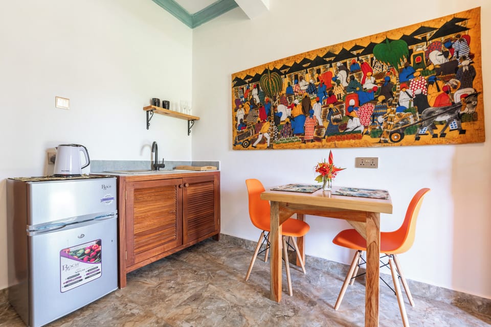 Suite | Private kitchenette | Fridge