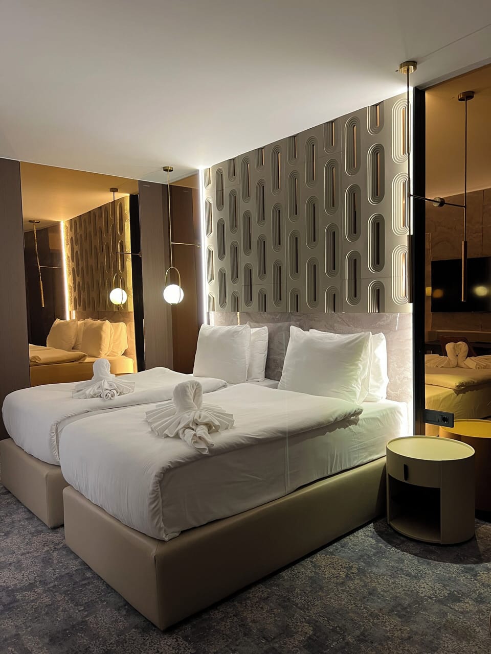 Executive Twin Room | Minibar, in-room safe, desk, laptop workspace