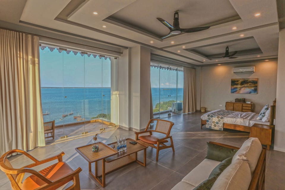 Luxury Penthouse | In-room safe, desk, laptop workspace, iron/ironing board