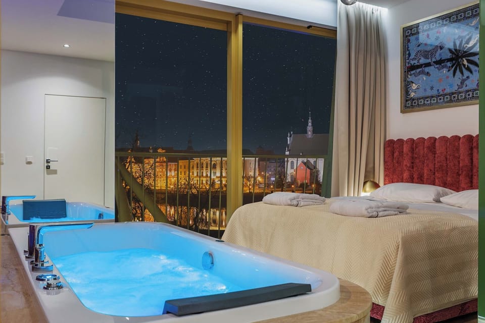 Suite with jacuzzi with river view | Premium bedding, pillowtop beds, blackout drapes, soundproofing