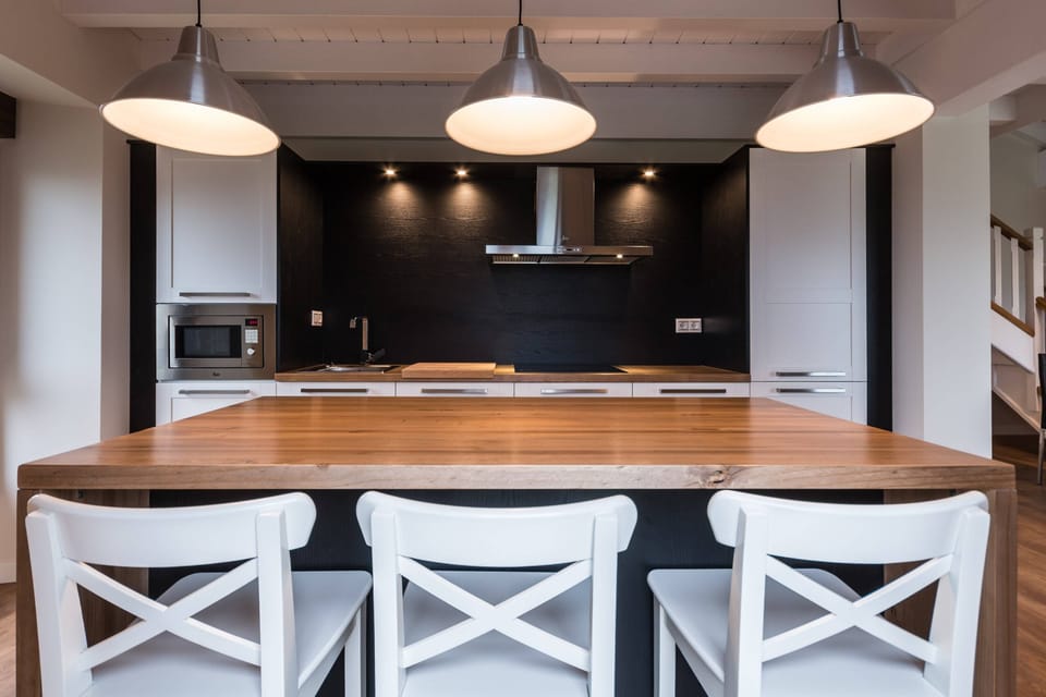 Full-size fridge, microwave, oven, stovetop