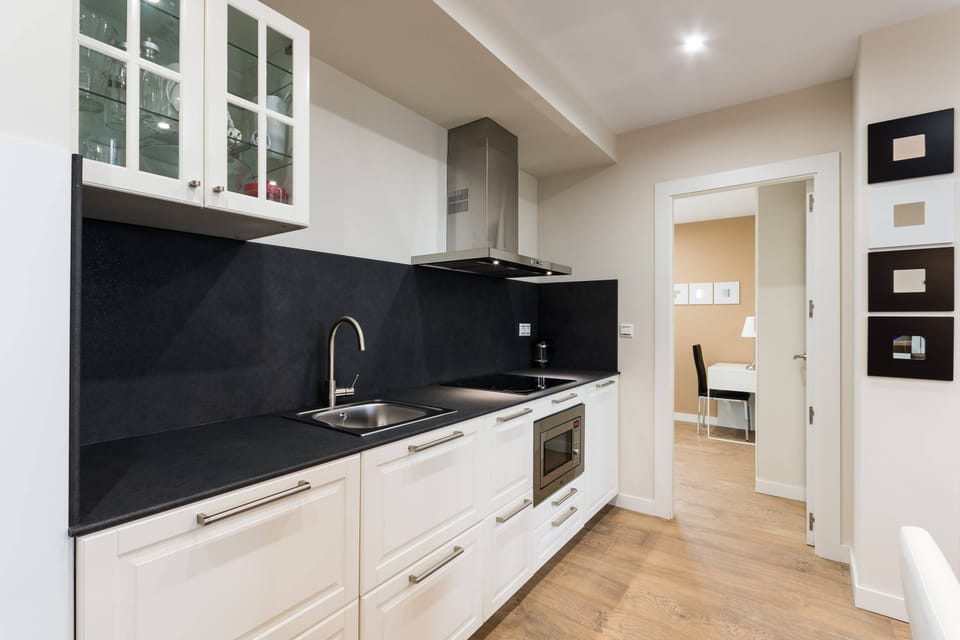 Full-size fridge, microwave, oven, stovetop